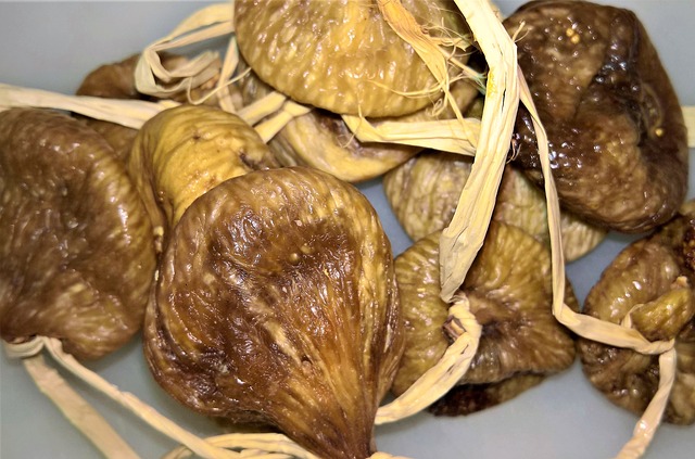 Dried figs photo